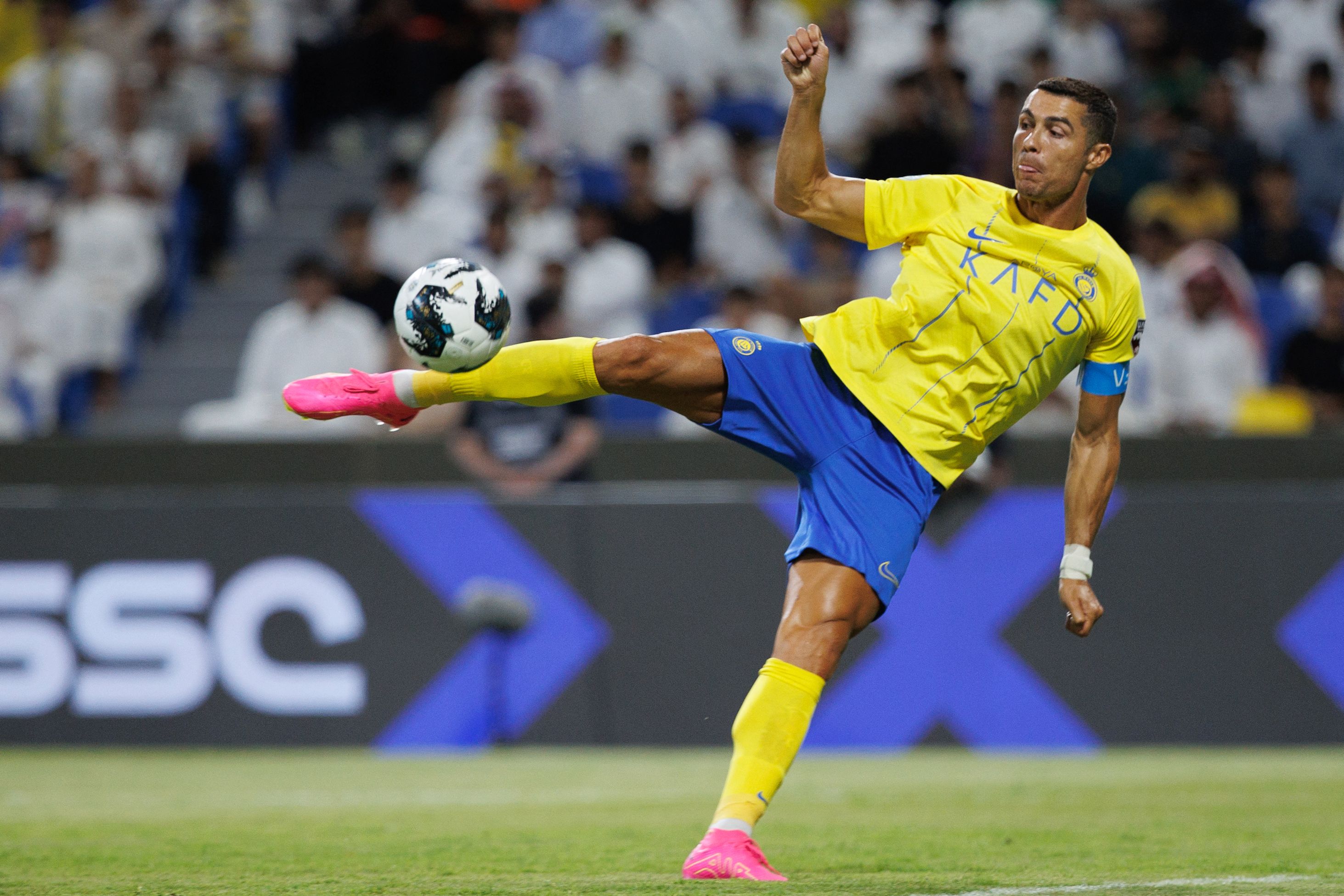Cristiano Ronaldo Huyền thoại bóng đá Bồ Đào Nha